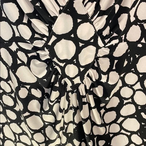 *Black and White Women's Top Size XL - Picture 3 of 4